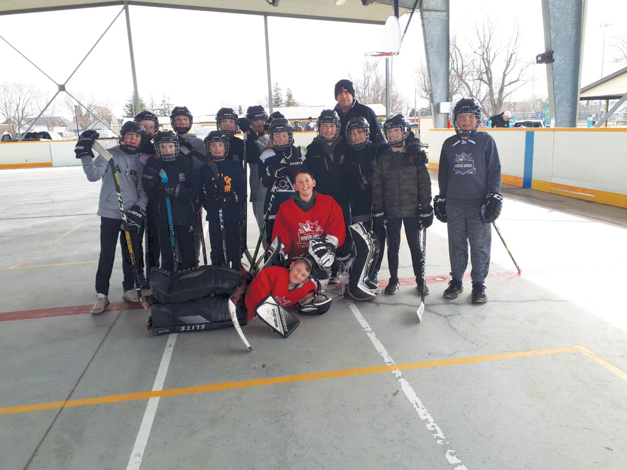 Featured image for U12 hockey team steps up to help Fisherville Lions